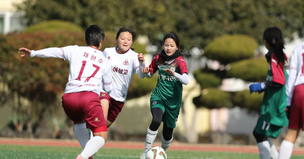 축구하는 여학생들의 소중한 경기 기회! 'FC온라인'이 제주도 축구캠프로 이어진 비결은