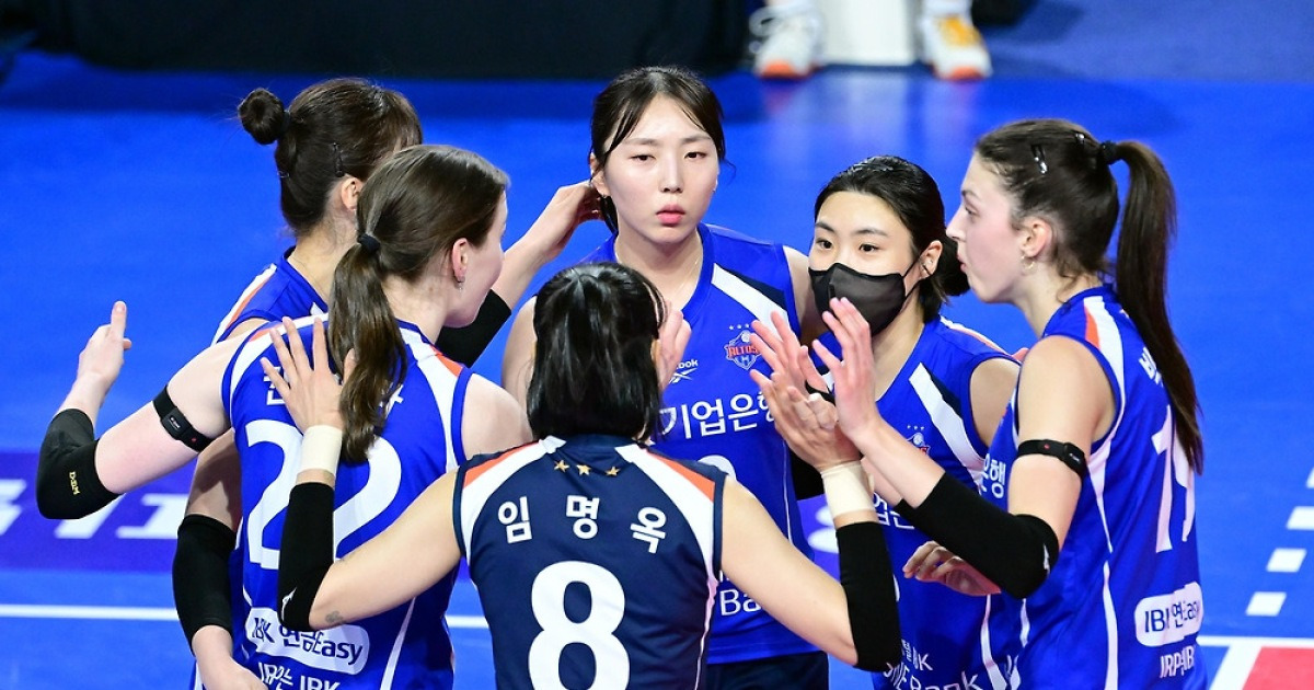 '빅토리아 34점' 기업은행, 선두 도로공사에 '4전 5기' 첫 승