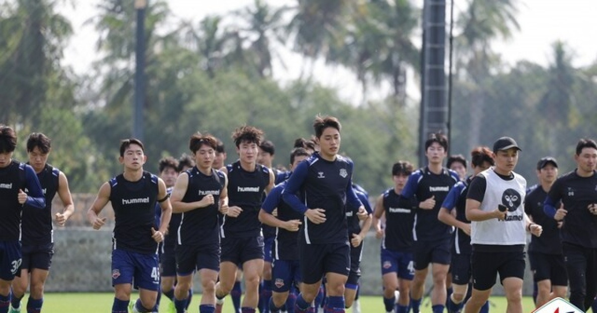 [오피셜] '또또또' 韓축구 1부 승격 도전한다... 2부 수원, '세번째 승격' 노리는 2026시즌 유니폼 공개