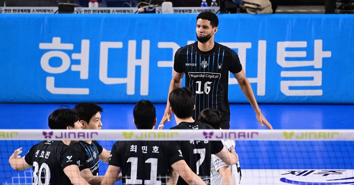 남자배구 현대캐피탈, 천적 OK저축은행 잡고 1위 수성