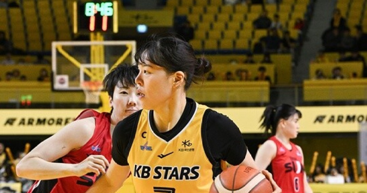 [BK 리뷰] ‘박지수 골밑 지배+강이슬 승부처 3점’ KB, BNK 꺾고 ‘시즌 첫 5연승’