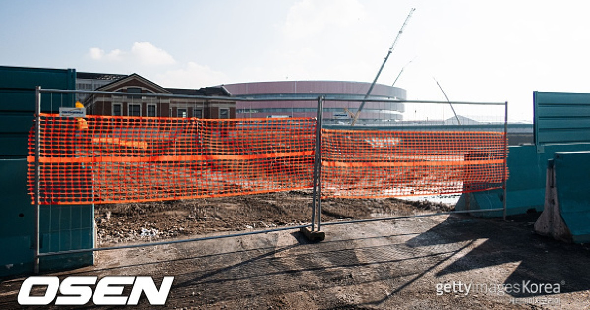 올림픽 코앞인데? 선수단 '멘붕'... BBC 밀라노 아이스하키장 미완성. 비닐 덮인 채 방치된 곳도