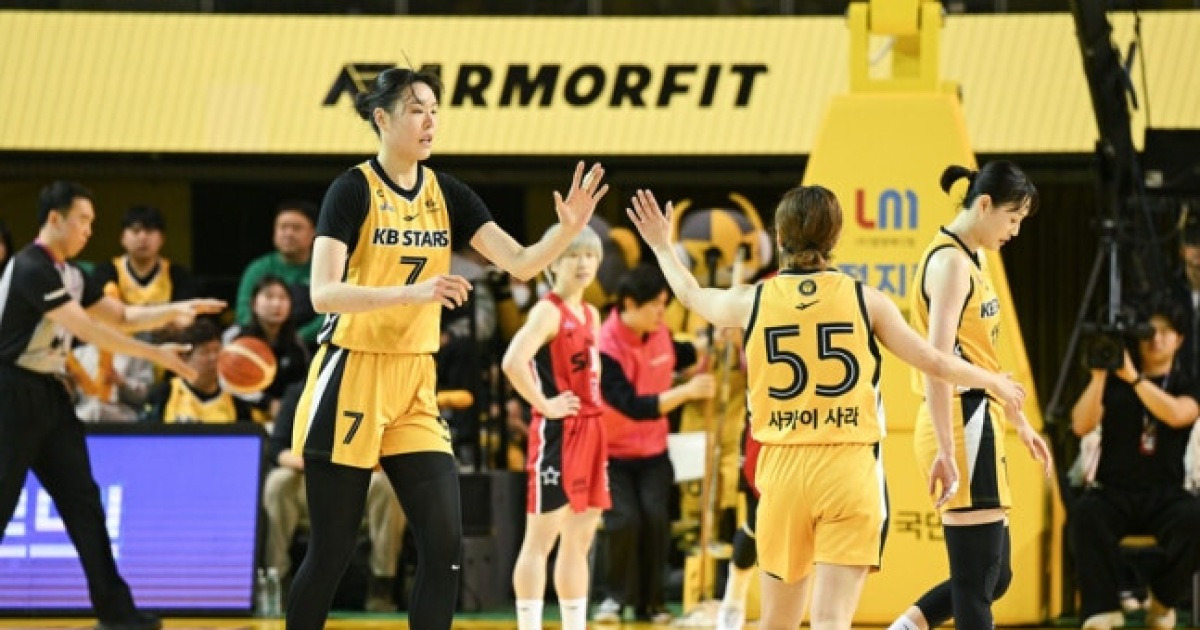 박지수 더블더블·강이슬 클러치 폭발… KB, 접전 끝 BNK 잡고 5연승 질주