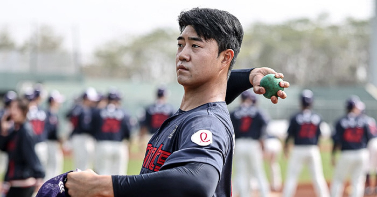 투구 도중 손 떠는 모습 중계 카메라에 잡혔던 ‘157km 광속구’ 롯데 윤성빈, 즉전감으로 1군 스캠 가다