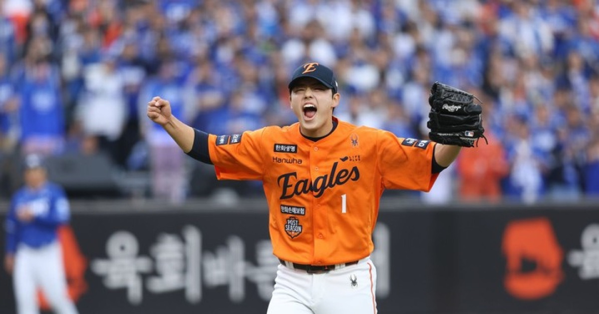 몸 좋다며! 문동주, 불펜 중 어깨 통증느껴...WBC 출전 불투명