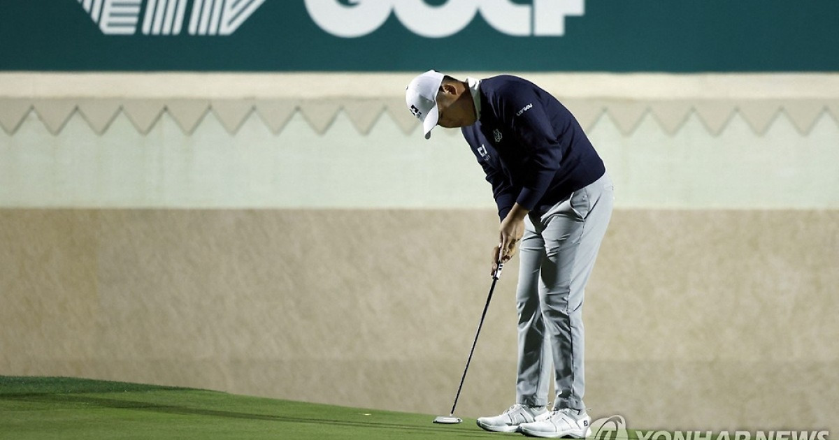 LIV 데뷔전부터 상위권…안병훈, 개막전 첫날 공동 4위 질주