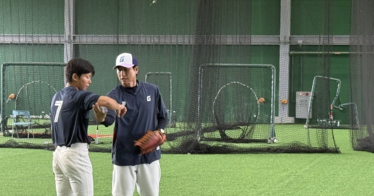 롯데 선수들 전부 ‘밥’ 먹으러 갔는데…점심 반납하고 ‘보충 수업’ 자처한 ‘미친 열정’ 사제(師弟)는 누구 [SS타이난in]