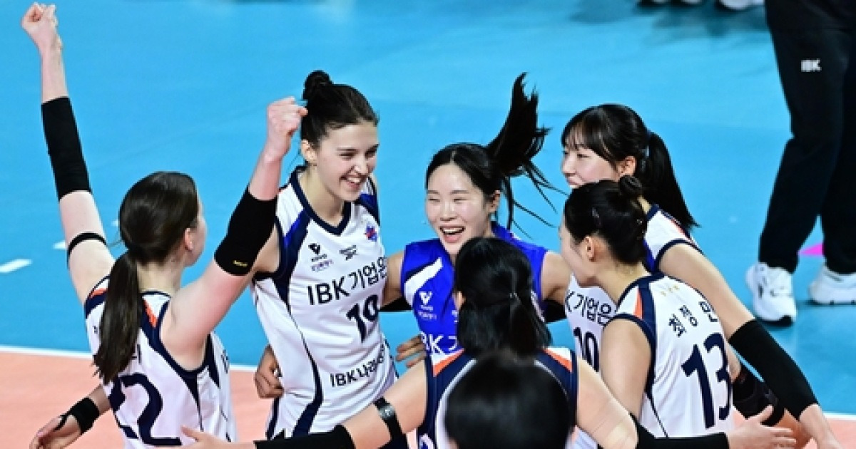 '빅토리아 24점' IBK기업은행, 흥국생명 꺾고 3위 추격(종합)