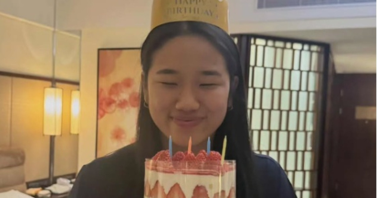 안세영 인사를 안 한다?…'왕관 씌우고' 동료들이 이렇게 성대한 생일 파티 해주는데→우승하고 싶다, 최고의 선물될 것