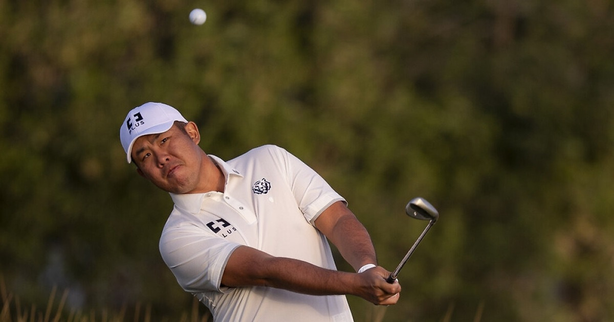 안병훈, LIV 골프 시즌 개막전 3R 공동 10위…선두와 4타 차