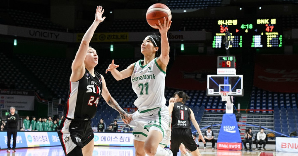 '이이지마 26득점' 하나은행, BNK 제압→선두 수성...삼성생명은 단독 3위 도약