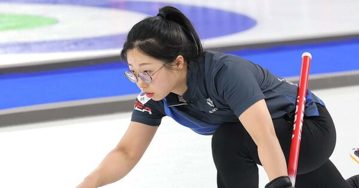 눈물 흘렸던 '팀킴' 출신 김선영, 4강행 마법부리나… 기적의 2연승[밀라노 올림픽]