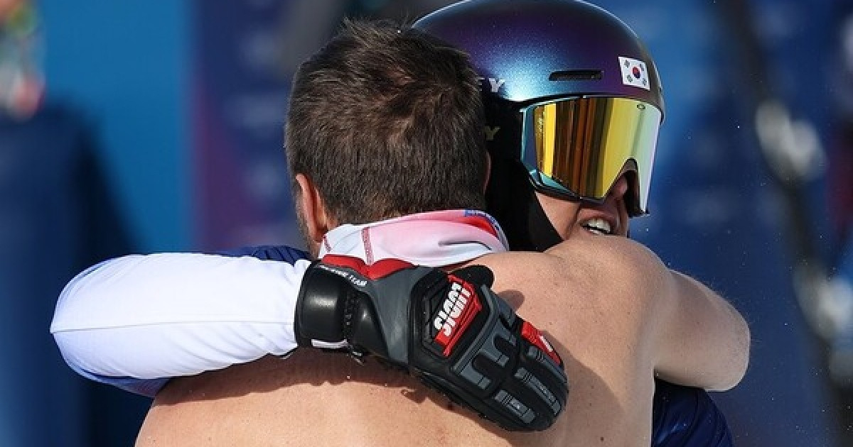 이게 K-매너다… '은메달' 김상겸, 맨몸의 남자 끌어안게 된 사연[밀라노 핫이슈]