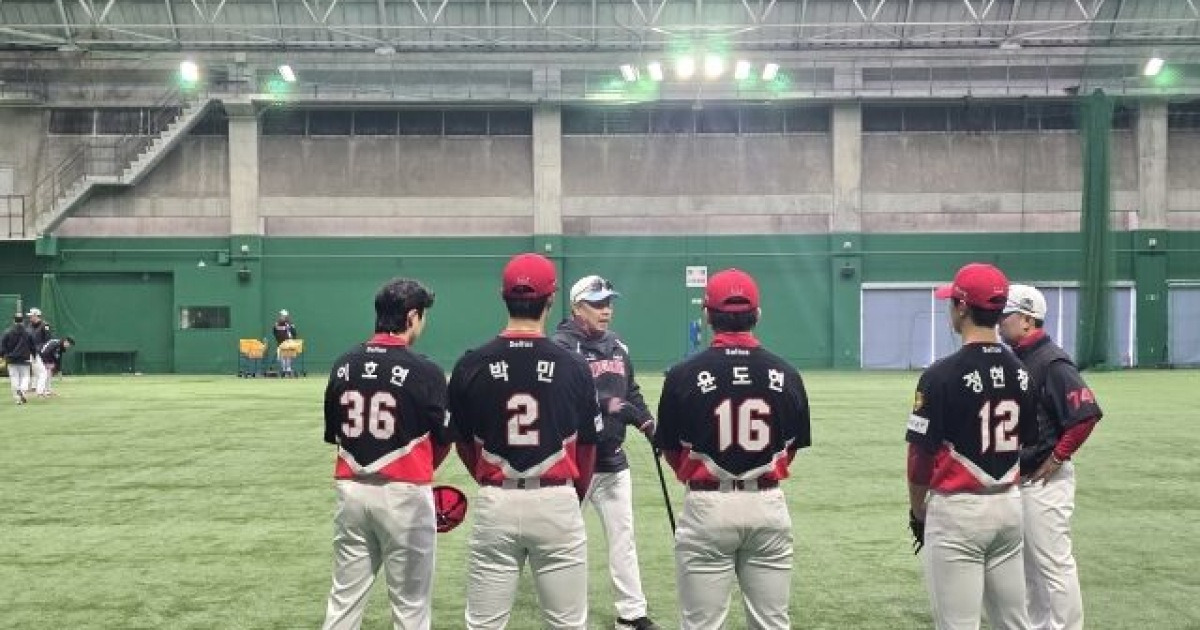 “너희 그렇게 하면 경기 못 나가” 꽃범호 일침, 급기야 내야수들 앞에서 춤을? KIA 내야수비 지금 괴로워야 1년이 즐겁다[MD아마미오시마]