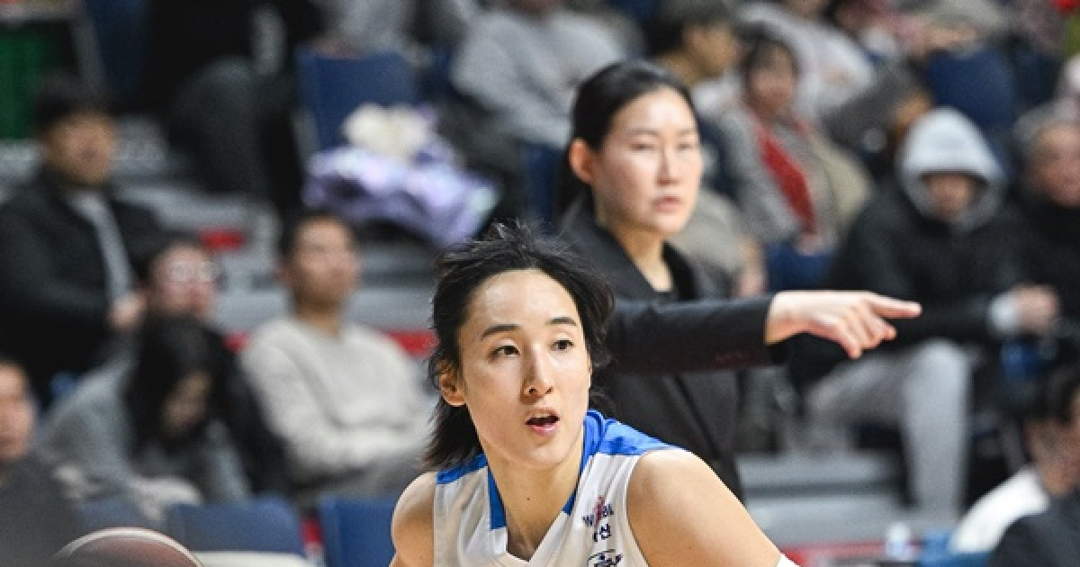 '김단비 개인 최다 42점 폭발' 우리은행, 연장 끝에 BNK 제압…공동 3위 도약