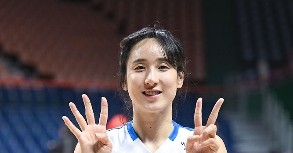 '김단비 개인 최다 득점 경신' 우리은행, 연장 접전 끝 BNK에 신승...공동 3위 도약