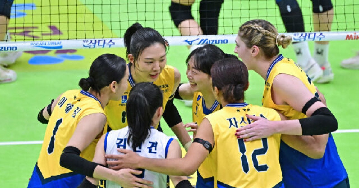 ‘피치 부상 복귀’ 흥국생명 꺾은 현대건설, 2위 탈환 성공...김희진은 650블로킹 달성 ‘역대 8호’ [MD수원]