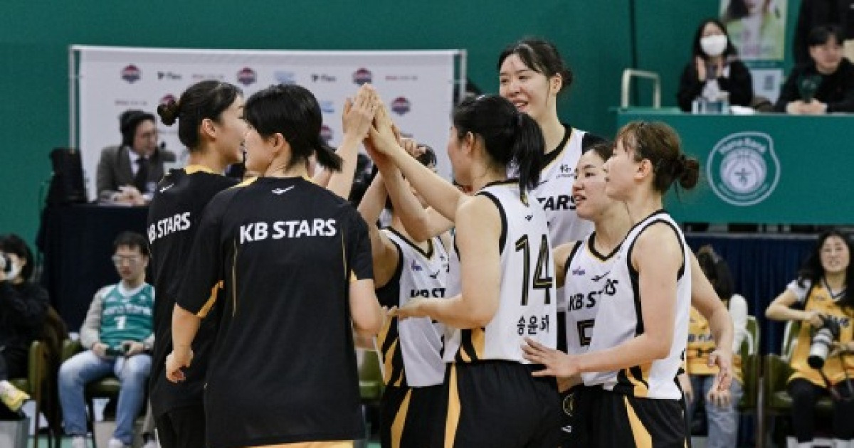 여자농구 KB, 선두 하나은행 꺾고 공동 1위...7연승 질주