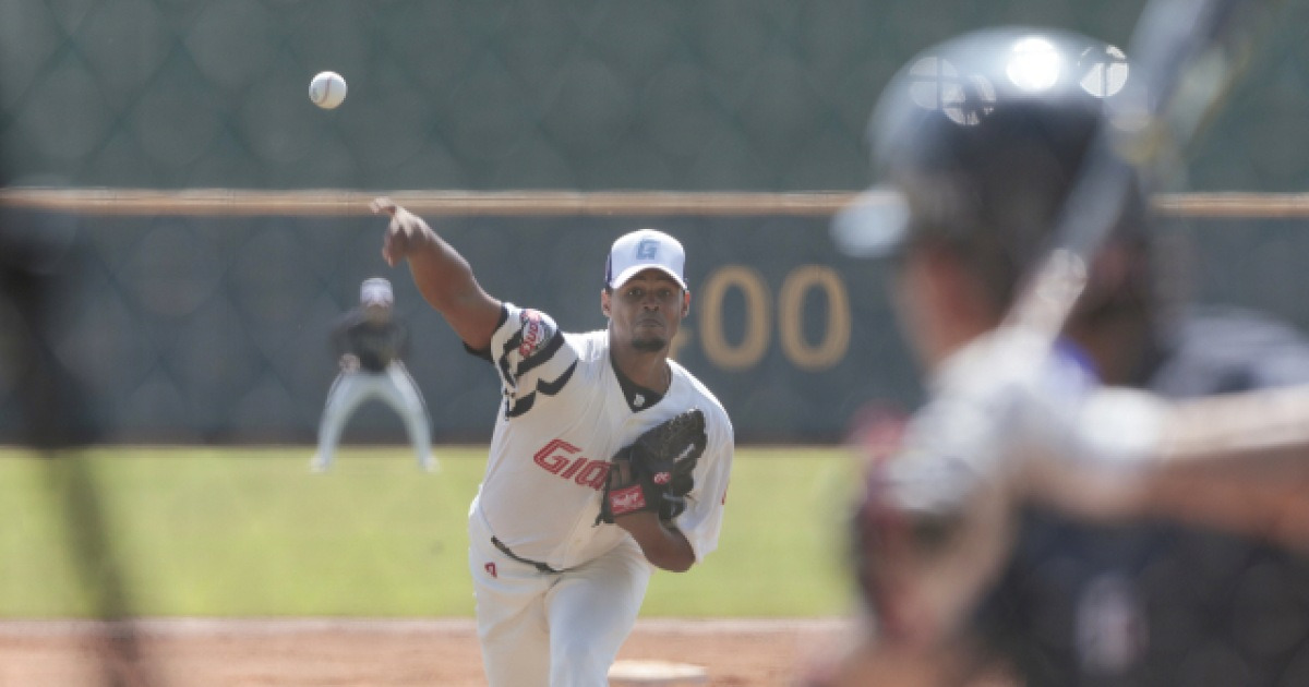 롯데 역대급 외국인 투수 “최대한 이닝 많이 던지겠다”