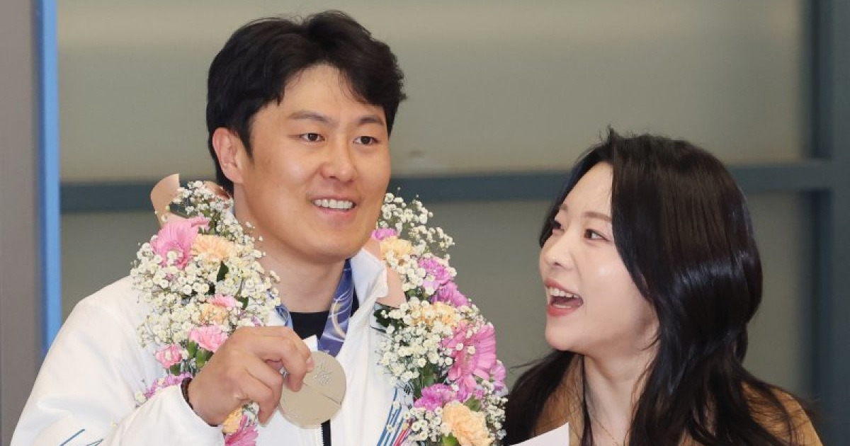 "2억 포상금보다 당신"... 김상겸, 공항 오자마자 아내 목에 '은빛 프러포즈'