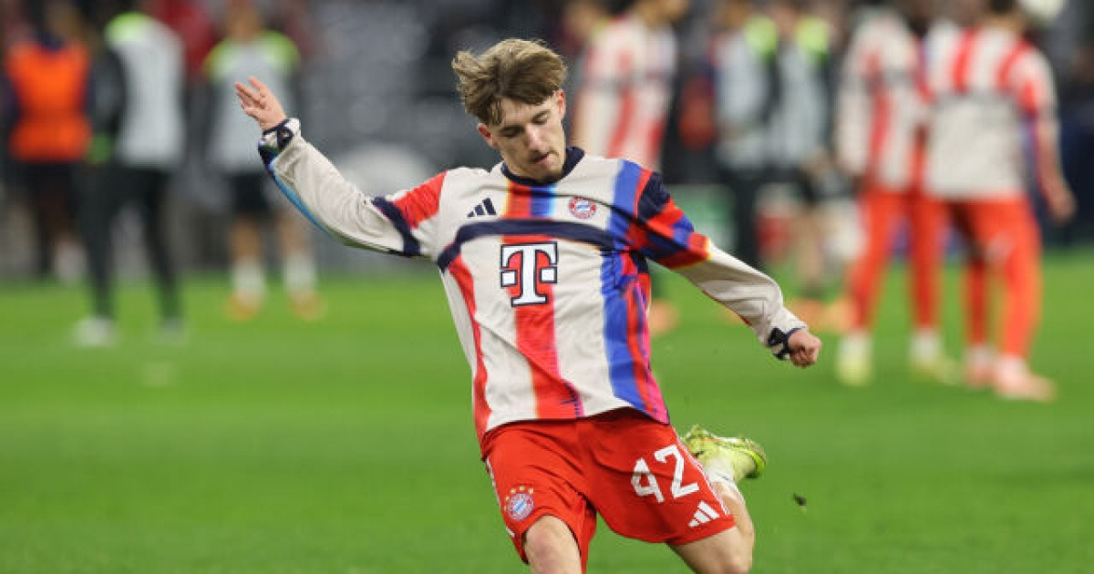 '스텝오버는 범죄가 아니다'…바이에른 뮌헨 콤파니 감독, 조롱 받은 17세 공격수 두둔