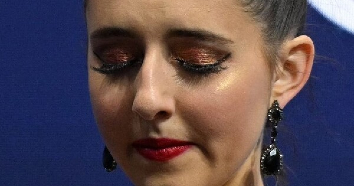 "죄송합니다, 죄송합니다"...메달 앞에서 치명적 실수 '4위→12위 추락' 끝내 눈물 "머릿속에서 실수 계속 재생된다"