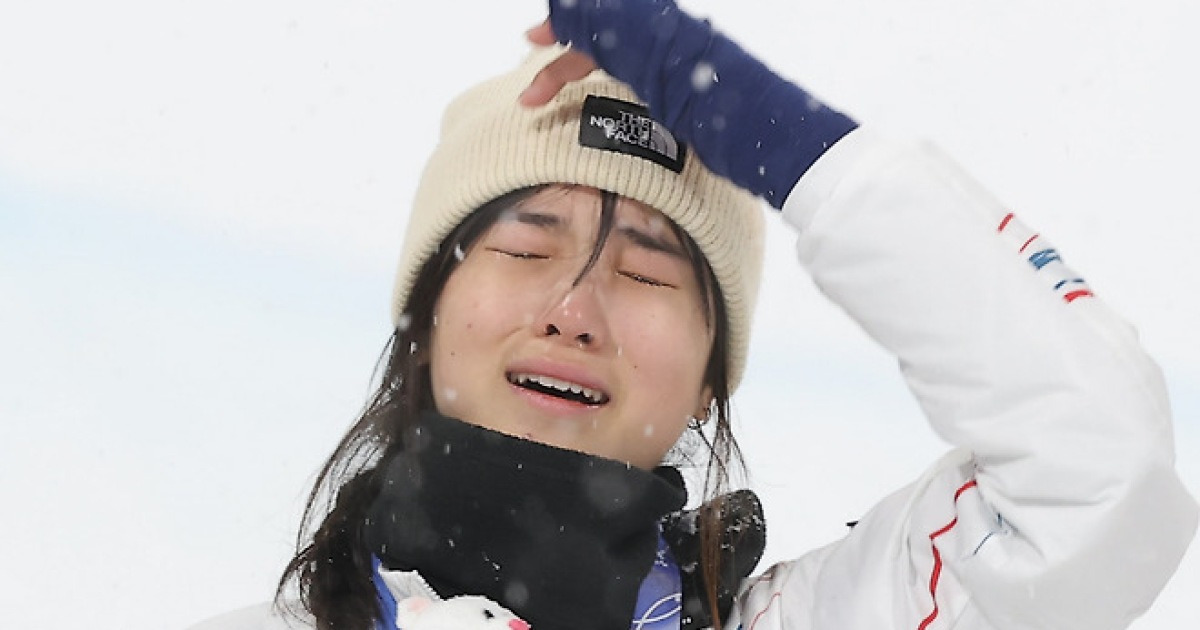 "어떻게 저 다리로" 금메달 대관식서도 '절뚝절뚝', 전 세계의 탄식 '이건 기적이야'…'천재소녀' 최가온 "올림픽 아니었으면 포기했을 것"