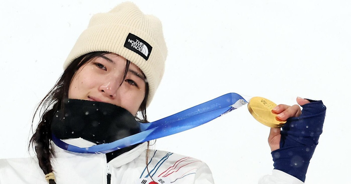 ‘금메달’ 최가온 아버지 “1차서 넘어질 땐 그만두나 걱정…꿈꾸는 것 같아”