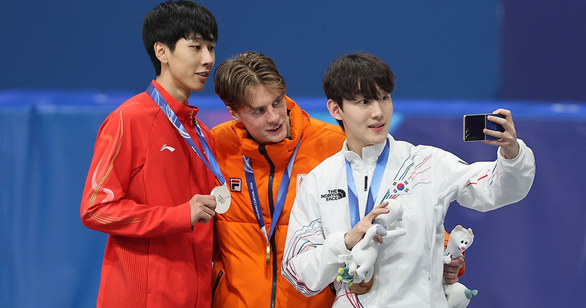 한 바퀴 남기고 '아웃코스 역전극'‥임종언, 쇼트트랙 첫 메달