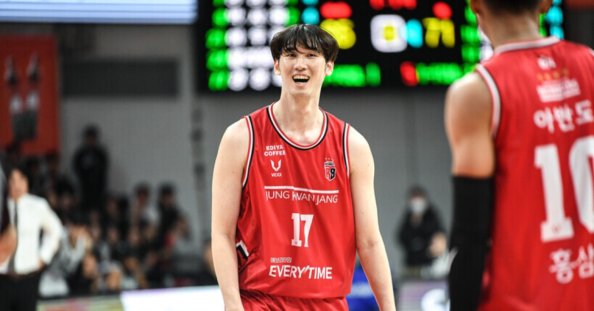 “슈팅 포물선 높이고 싶더라고요” 정관장 김경원이 돌아본 4쿼터 결정적인 3점슛