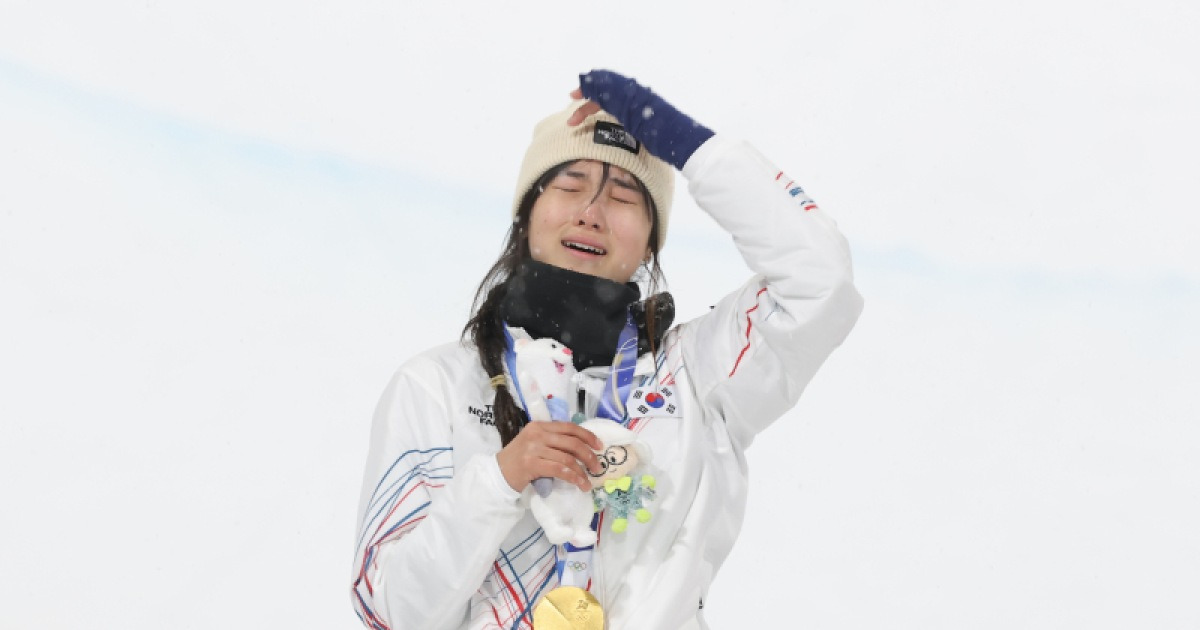 두 번 넘어지고도 일어섰다…최가온, 하프파이프 눈물의 금메달 [밀라노 동계올림픽]
