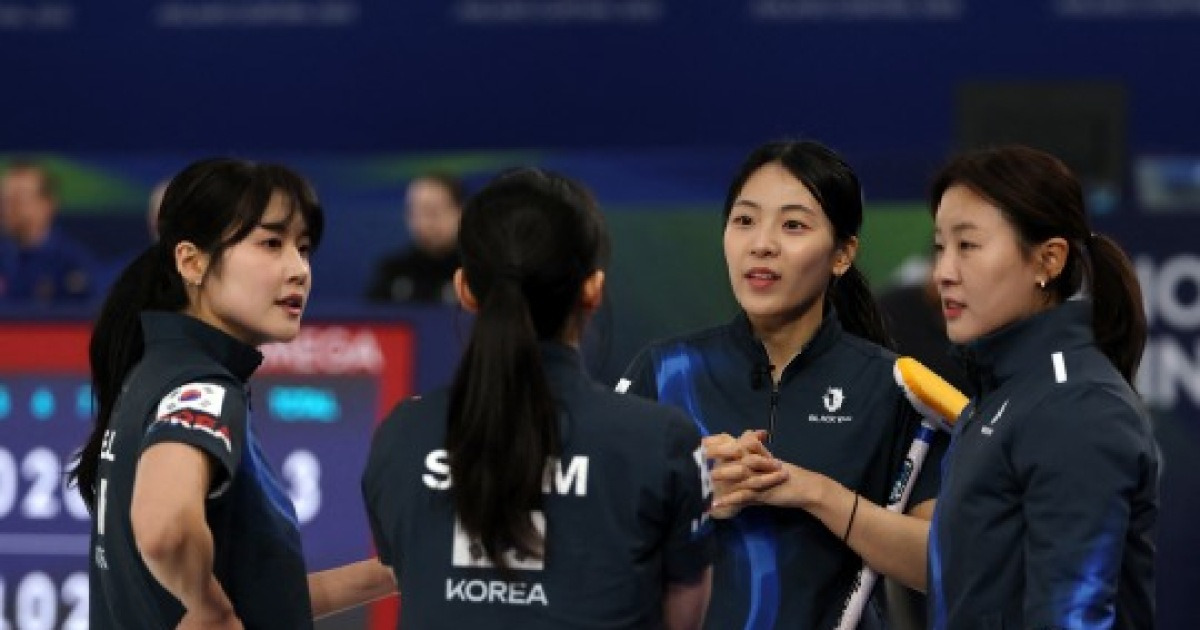 여자 컬링, 올림픽 첫 경기 미국에 4-8 패배...7엔드 후공 잡고도 2실점 '뼈아팠다'