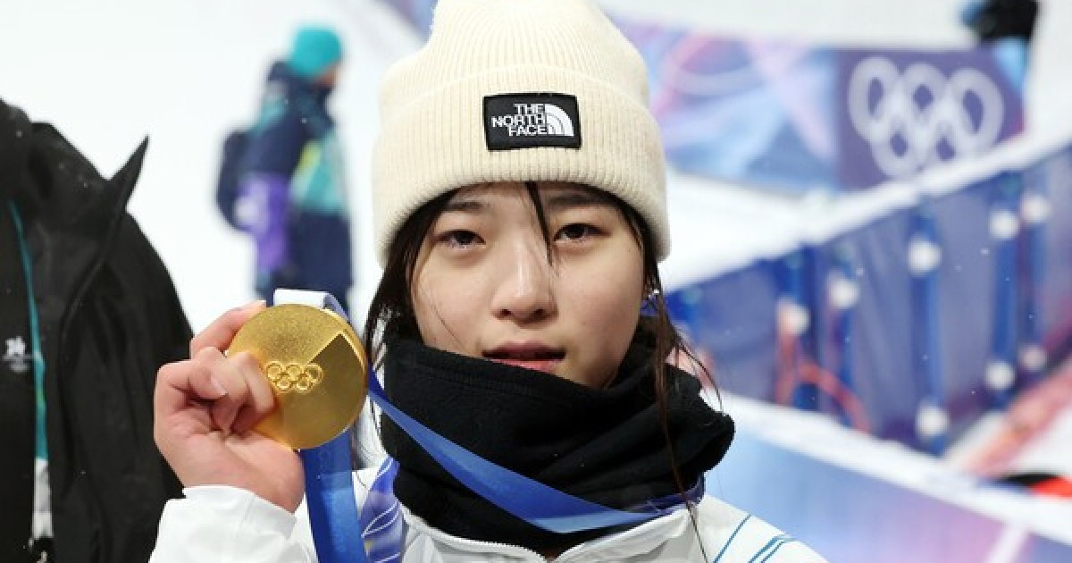 감탄 또 감탄 "클로이 김이 우승할줄..." 최가온, 기적 같은 '금빛 질주'에 BBC마저 대서특필 "관중들 넋 잃게 만들어"