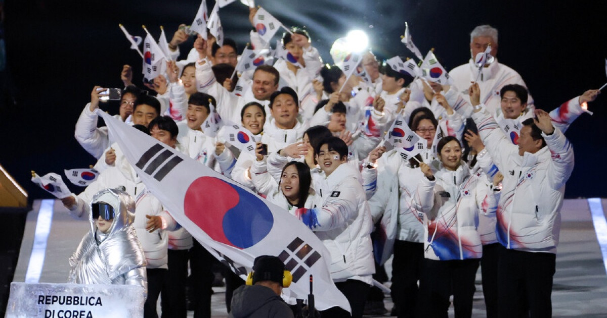 "사상 최강의 일본팀" 외쳤는데, 日, 韓과 종합 순위 한 계단 차이...중국은 아직 'NO 金' 16위 랭크