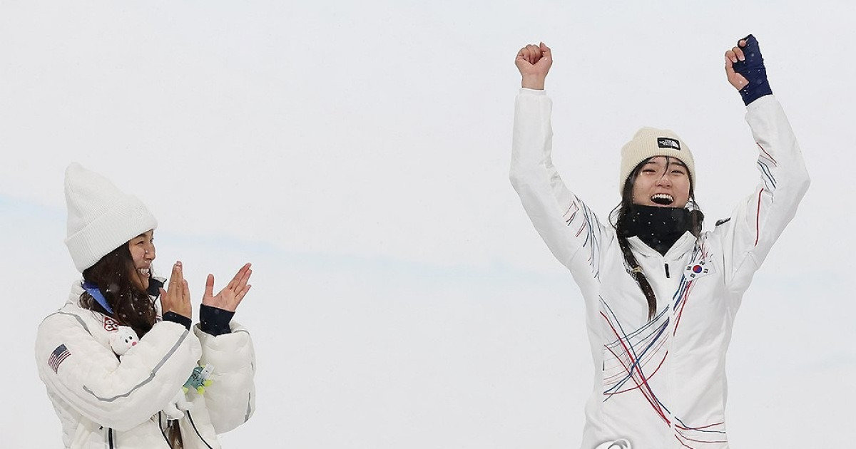 [올림픽] 우상을 넘어선 최가온…못지않은 클로이 김의 '은빛 연기'