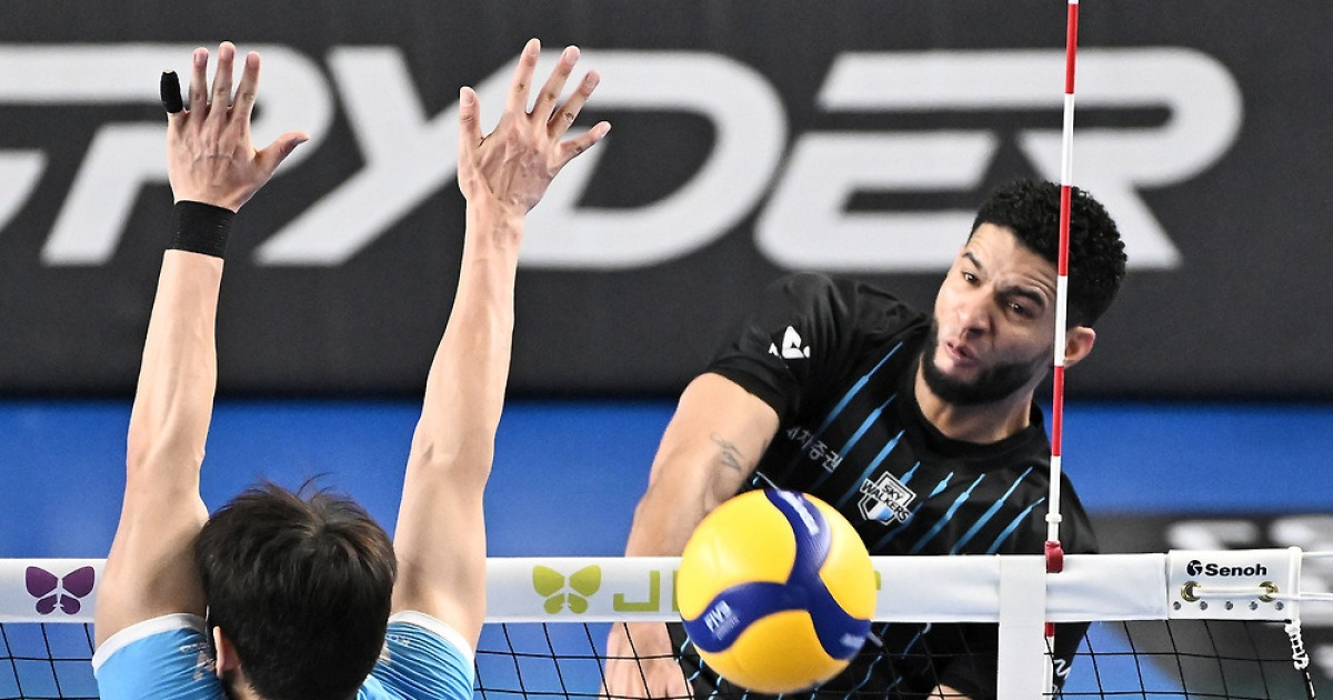 '레오 31점' 현대캐피탈, 대한항공 꺾고 2연승…2점 차 선두 유지