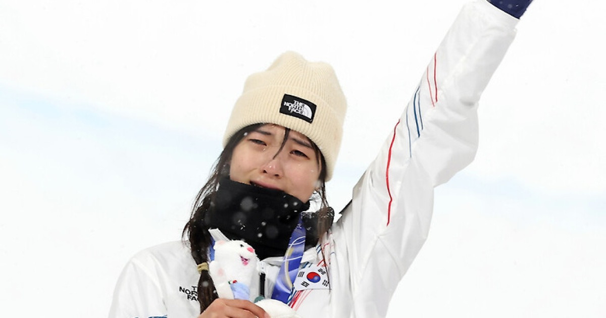 '이게 무슨 일?' 韓 첫 금메달 최가온, 판정 논란...美 매체 "클로이 김과 런, 사실상 동전 던지기"