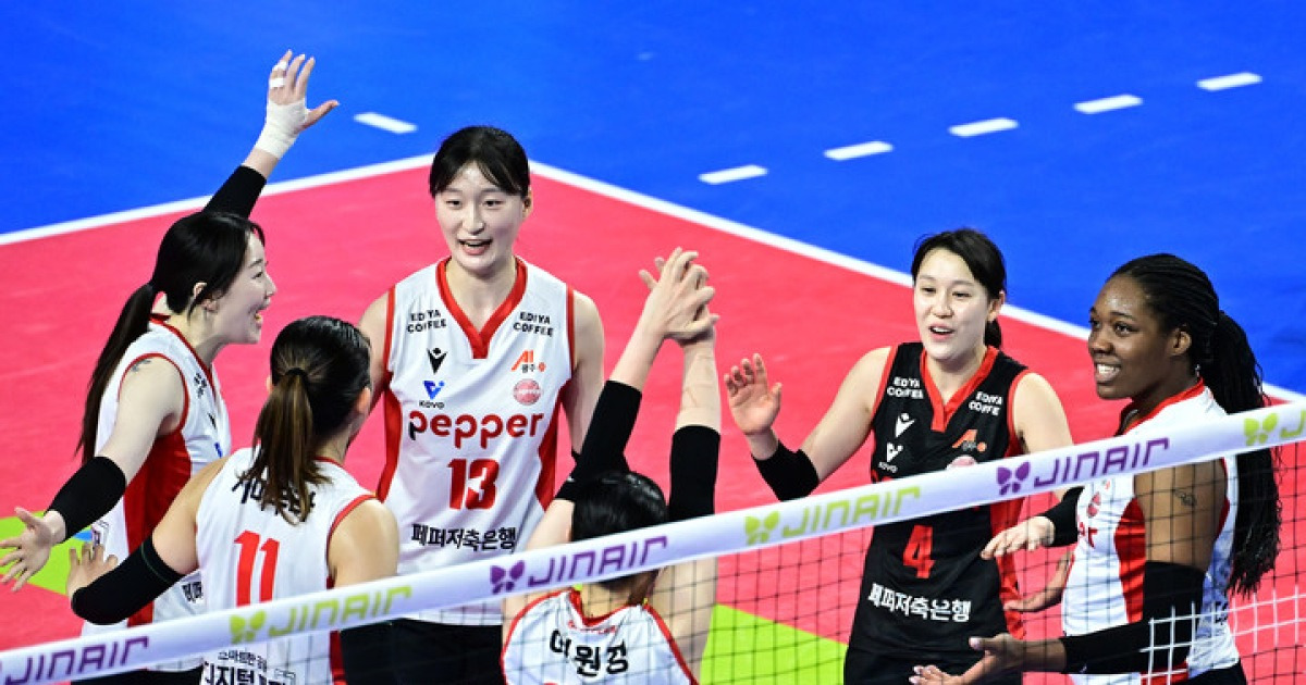 조이 33득점 '쾅쾅'...12승 거둔 페퍼저축은행, '부상 악재' 기업은행 잡고 창단 최다 승