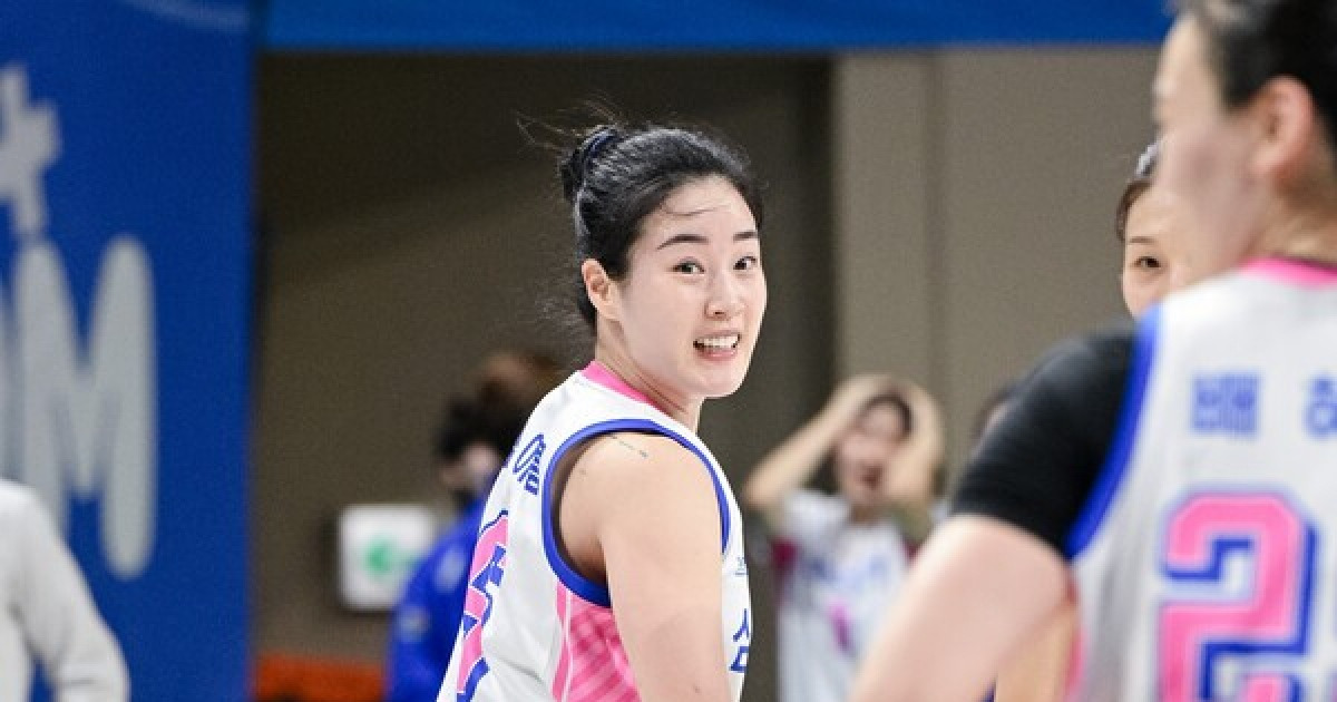 '김아름 3점슛 5개 폭발+이주연 위닝샷' 삼성생명, 우리은행과 3위 싸움서 웃었다