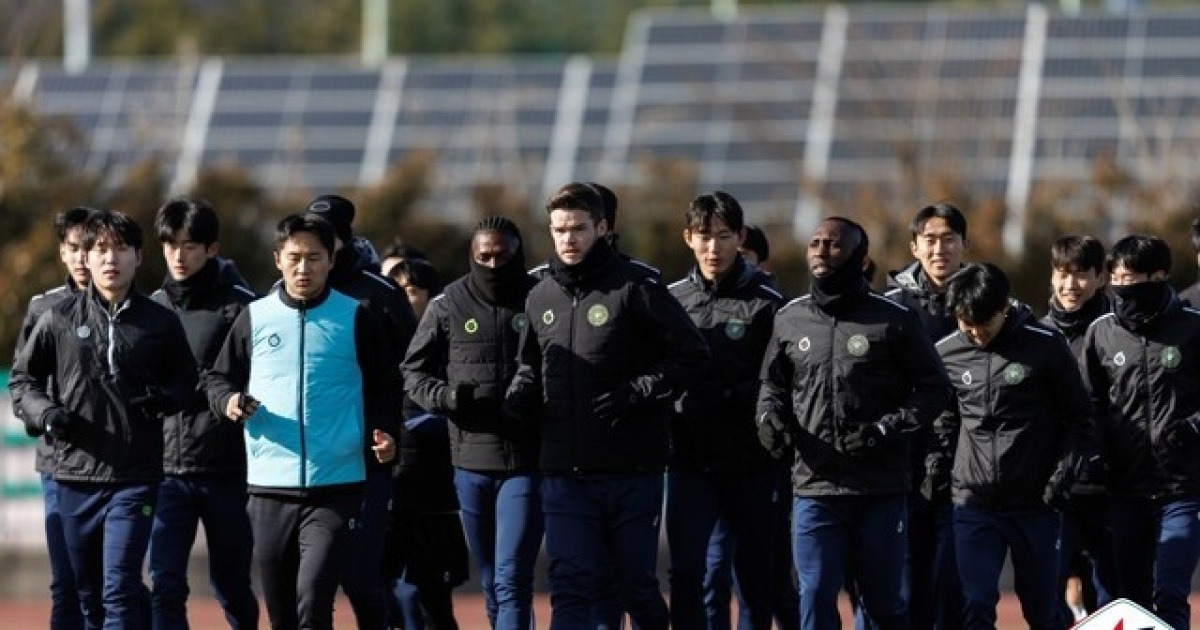 [오피셜] 韓 2부서 무려 5시즌째 의리 있는 동행... '고정운호' 김포, 세종스포츠정형외과로부터 물품 지원 받아