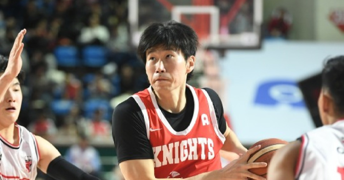 '오세근 역전 3점슛 두 방' SK, 정관장 80-77 격파...시즌 첫 4연승 공동 2위 도약