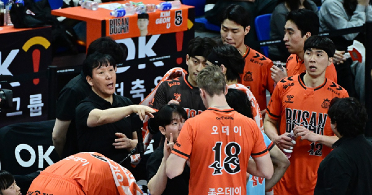 “힘들지만, 팬들 덕분에 버틴다” 신영철 OK 감독이 말하는 최장 이동 거리 팀의 고충 [현장인터뷰]