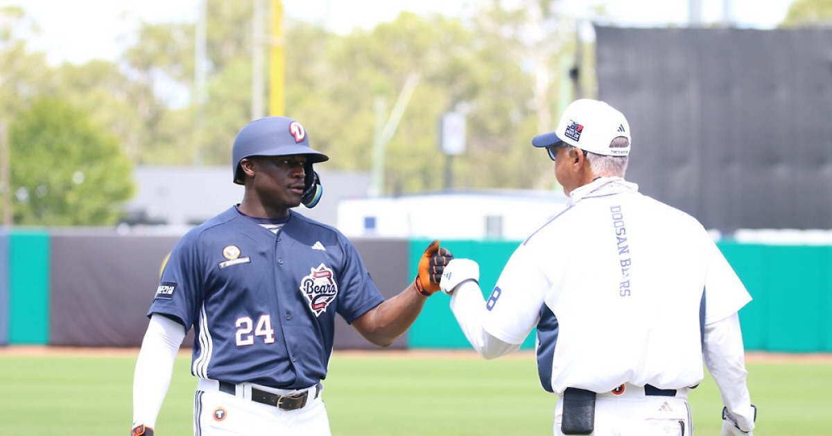 "우리 메롱이!" 두산 선수들은 왜, 청백전 안타 친 외인 타자 기념구까지 챙겼을까 [시드니 현장]