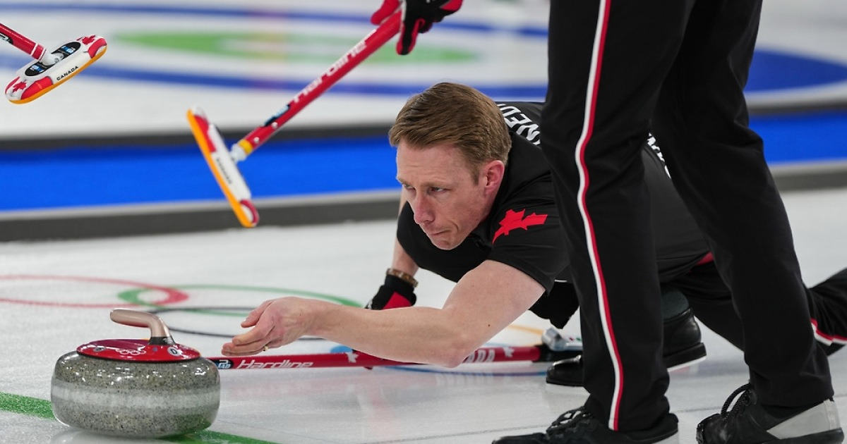 속출하는 컬링의 ‘더블 터치’…빙판의 체스에 꼼수 논란