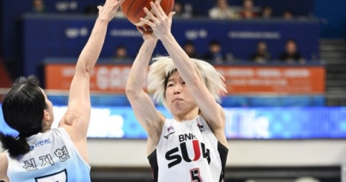 안혜지 버저비터 3점포…BNK, 신한은행 꺾고 공동 4위 도약