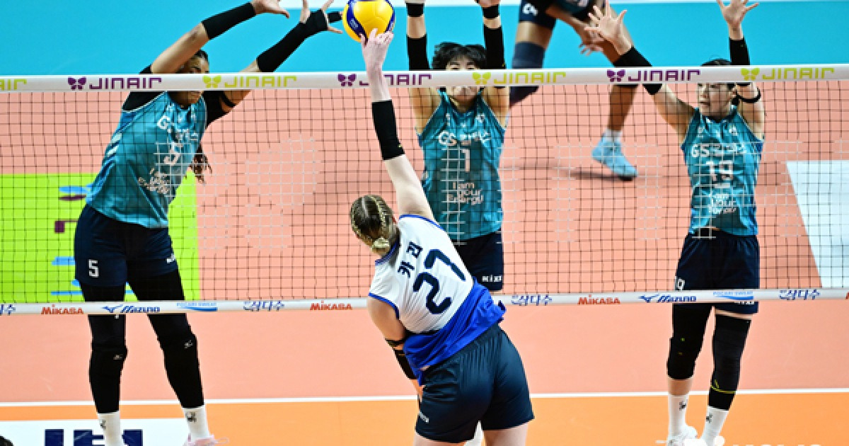 현대건설, 풀세트 접전 끝에 GS칼텍스 5연승 저지...선두 2점 차 추격 [MK현장]