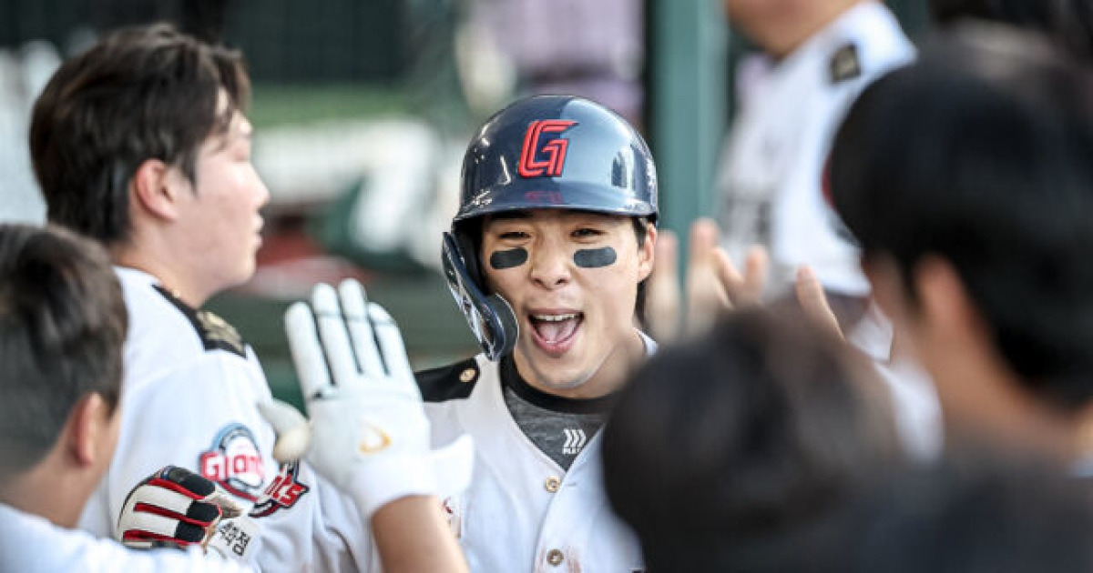 롯데 김동혁 전화기 인증샷, 꼬리에 꼬리를 무는 궁금증…나고김과 다르다? 26세에 야구인생 최대위기