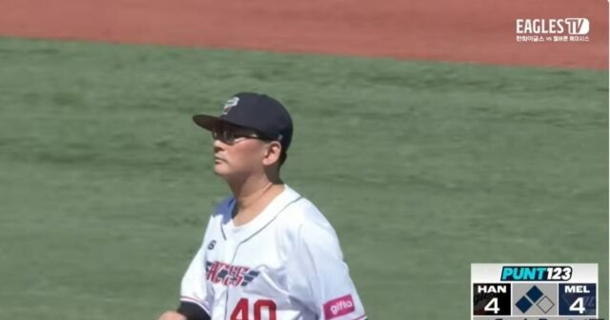 키움 선수들과 야구놀이하다 욕 먹었던 의장님, 50세인데 진짜 야구하네…한화 타자 탈삼진 “열정 대단해”