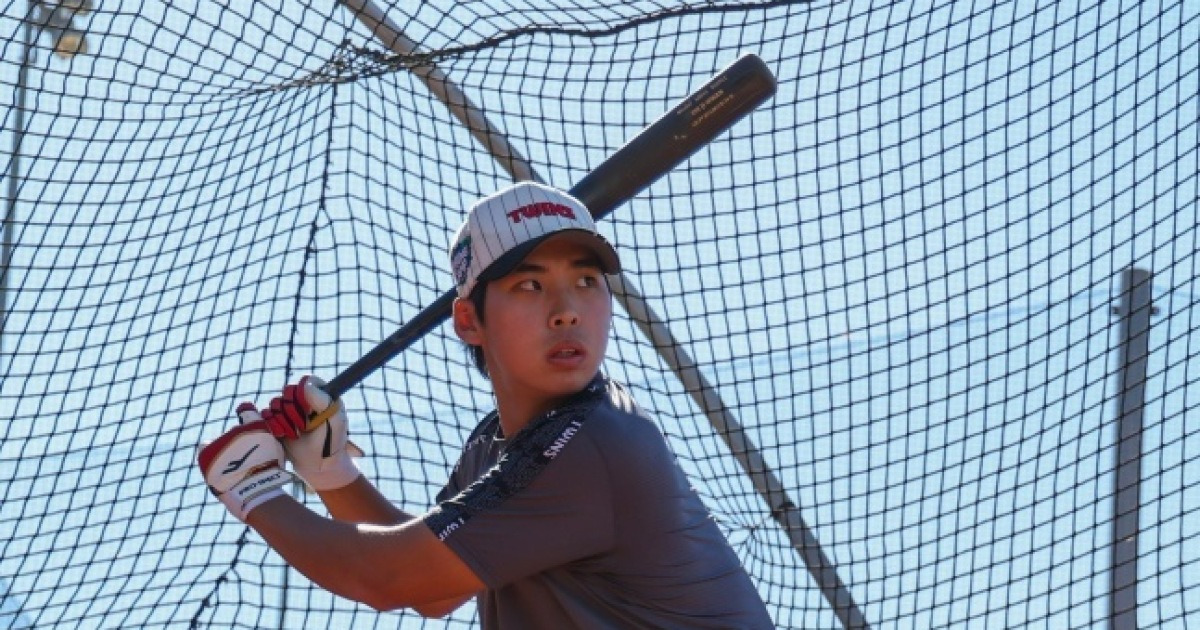 153㎞ 강속구 포기한 20세 LG 야수, 오지환-홍창기가 챙긴다 "막내라서 좋아요, 내가 부지런하면 되니까"