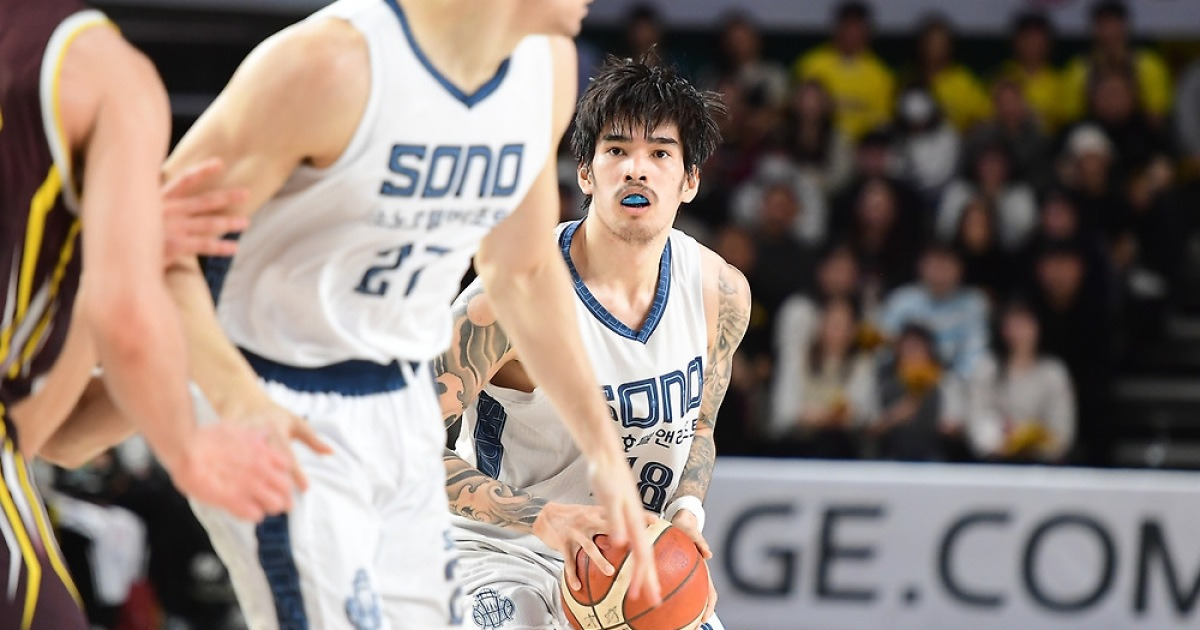 프로농구 7위 소노, 선두 LG 격파…켐바오 21점 '펄펄'